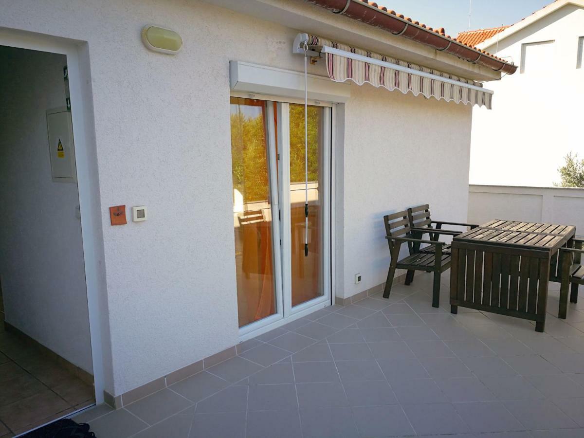 Family Friendly Apartments Island Rab Kampor Bagian luar foto