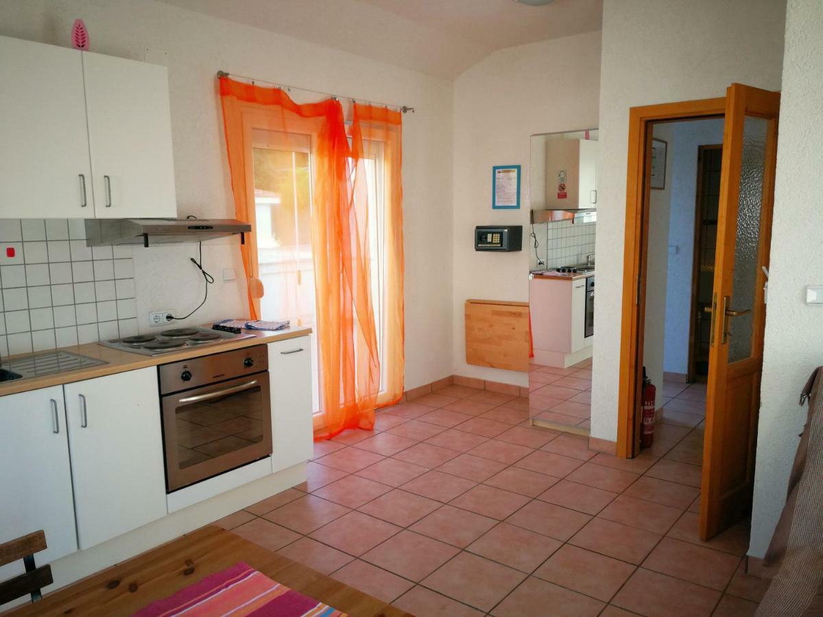 Family Friendly Apartments Island Rab Kampor Bagian luar foto