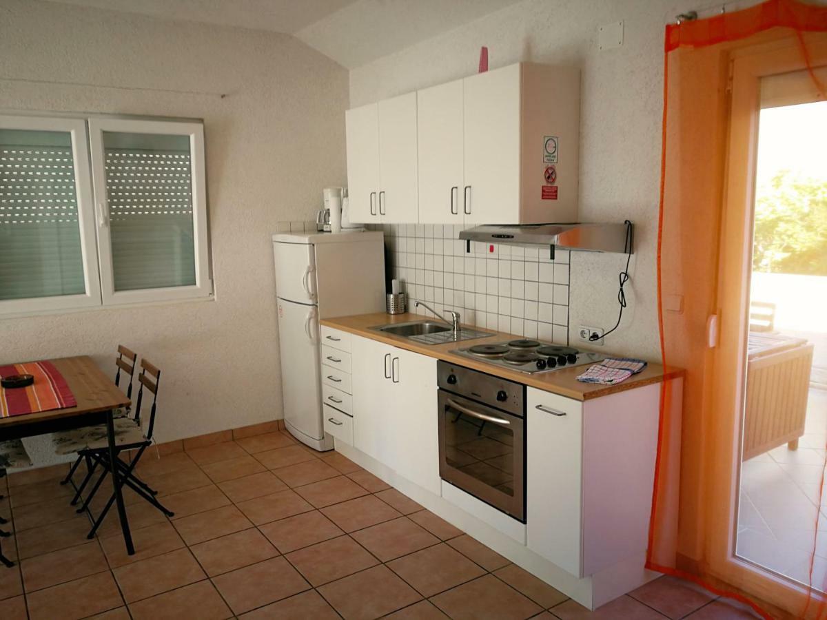 Family Friendly Apartments Island Rab Kampor Bagian luar foto