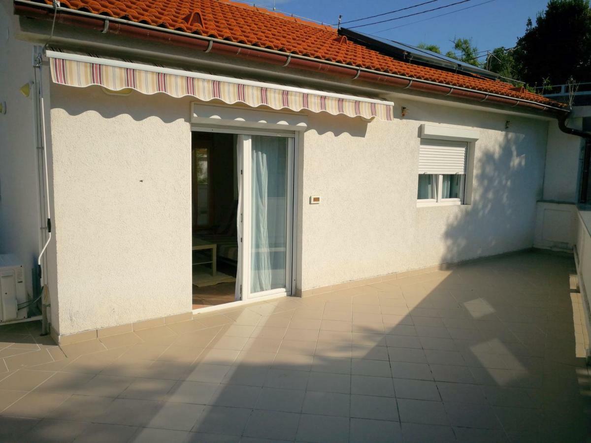 Family Friendly Apartments Island Rab Kampor Bagian luar foto