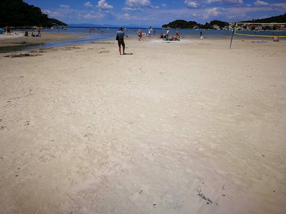 Family Friendly Apartments Island Rab Kampor Bagian luar foto